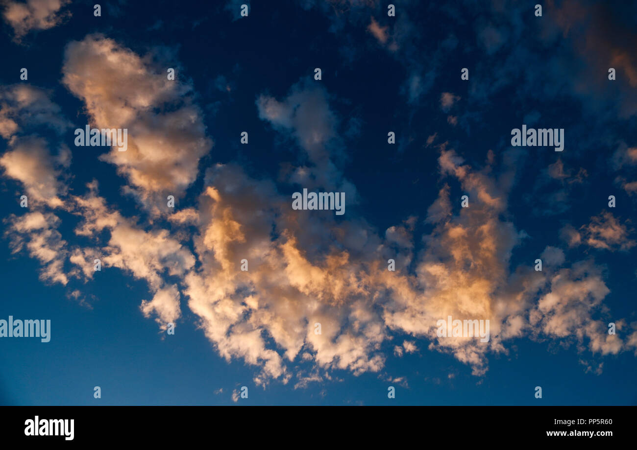 Cloud formations in the blue sky at sunset. (Photo: Luis Gutierrez / NortePhoto). Formaciones de nubes en el cielo azul al atardecer. (Photo: Lui Stock Photo