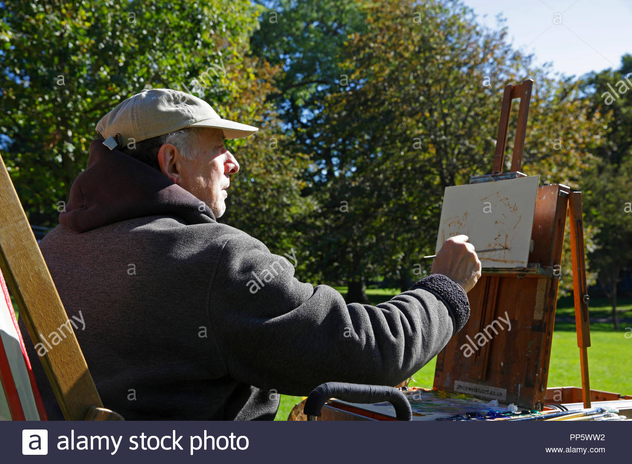 Artist easel hi-res stock photography and images - Alamy