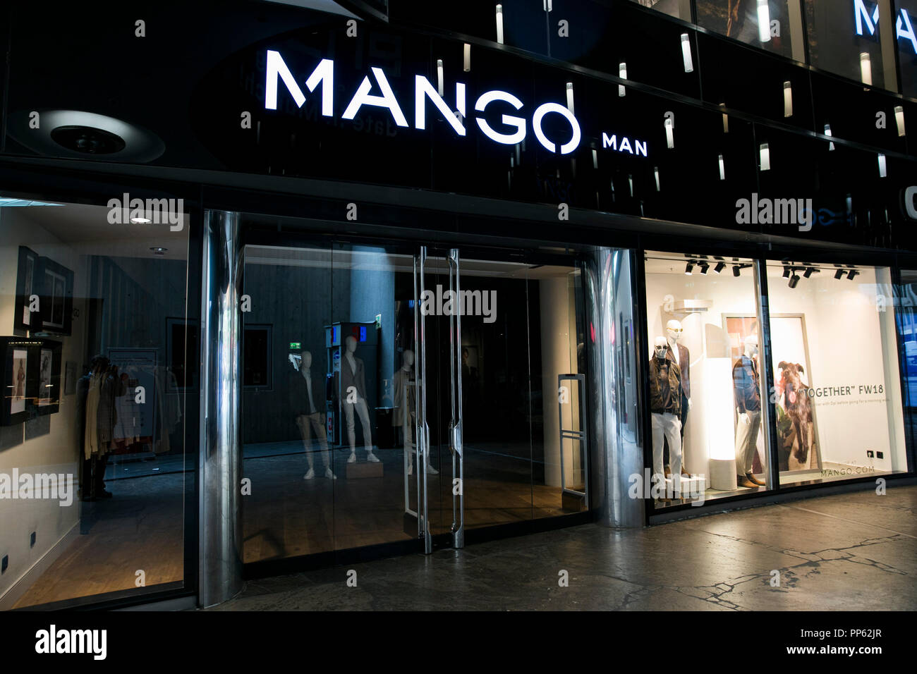 A logo sign outside of a Van Cleef & Arpels retail store in Munich,  Germany, on September 2, 2018 Stock Photo - Alamy