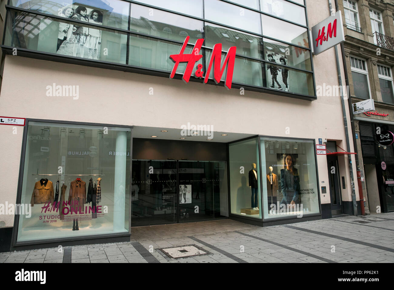 A logo sign outside of a Hennes & Mauritz (H&M) retail store in Munich,  Germany, on September 2, 2018 Stock Photo - Alamy