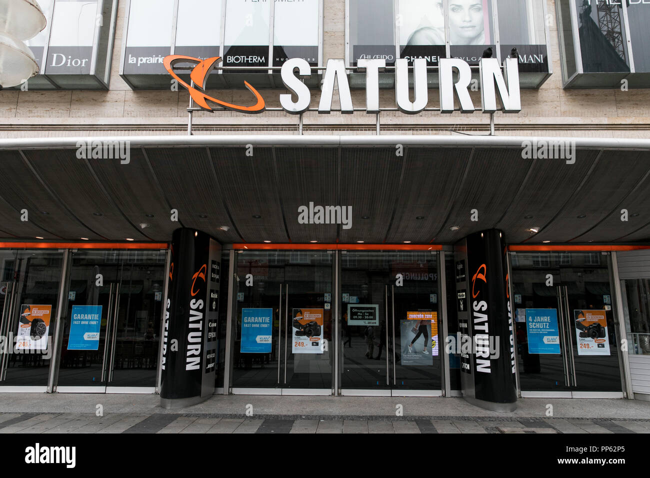 A logo sign outside of a Saturn electronics retail store in Munich,  Germany, on September 2, 2018 Stock Photo - Alamy