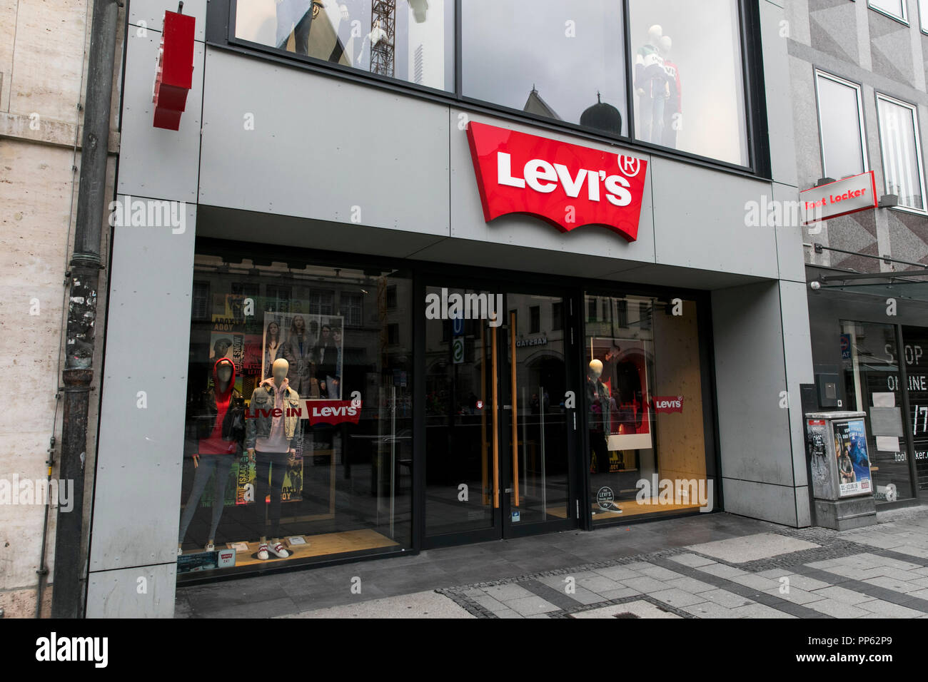 A logo sign outside of a Levi Strauss & Co. (Levi's) retail store in  Munich, Germany, on September 2, 2018 Stock Photo - Alamy