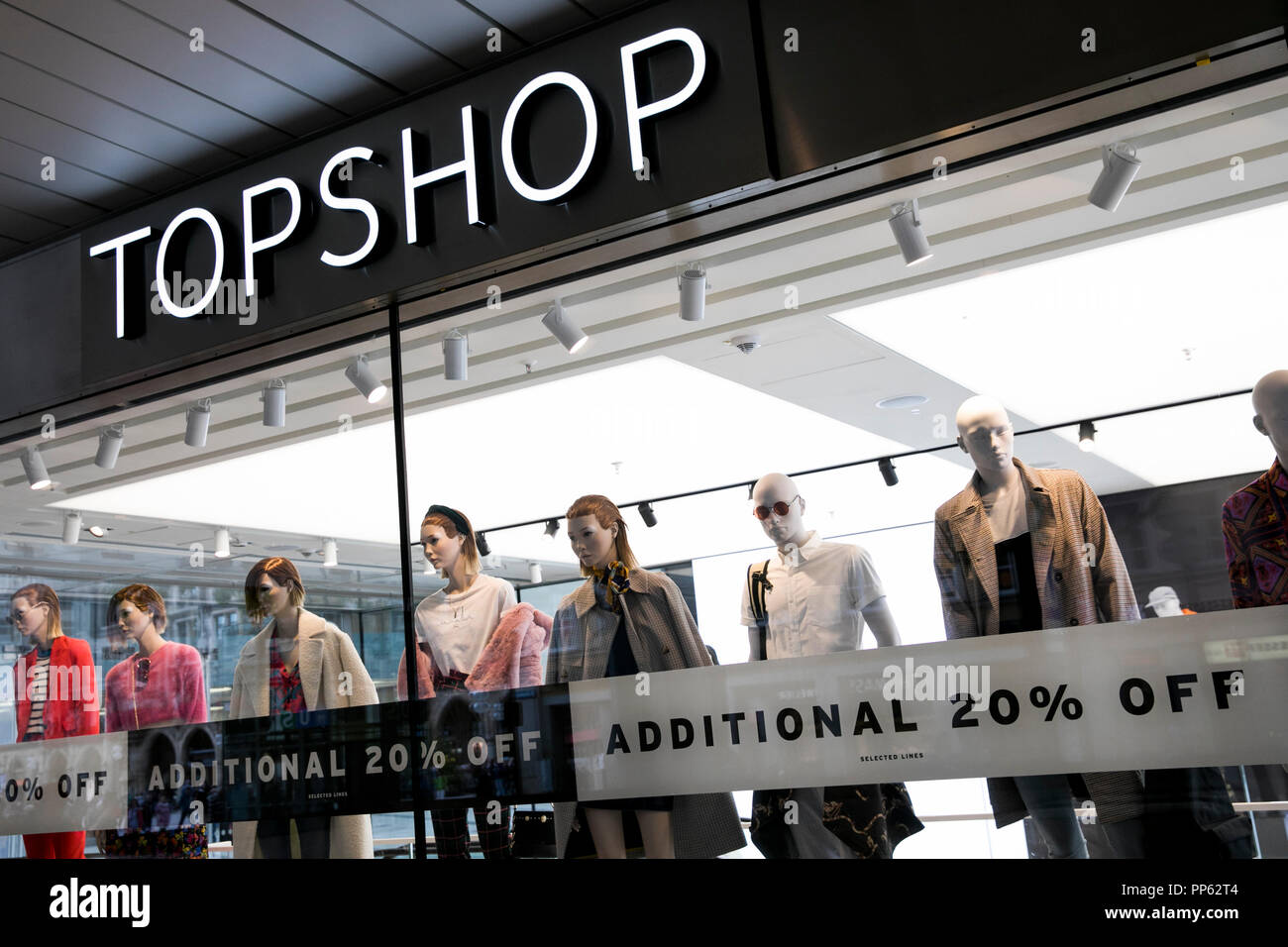 A logo sign outside of a Topshop retail store in Munich, Germany, on  September 2, 2018 Stock Photo - Alamy