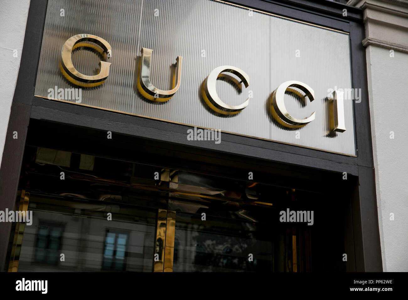 tempereret Stå sammen hvor som helst A logo sign outside of a Gucci retail store in Munich, Germany, on  September 2, 2018 Stock Photo - Alamy