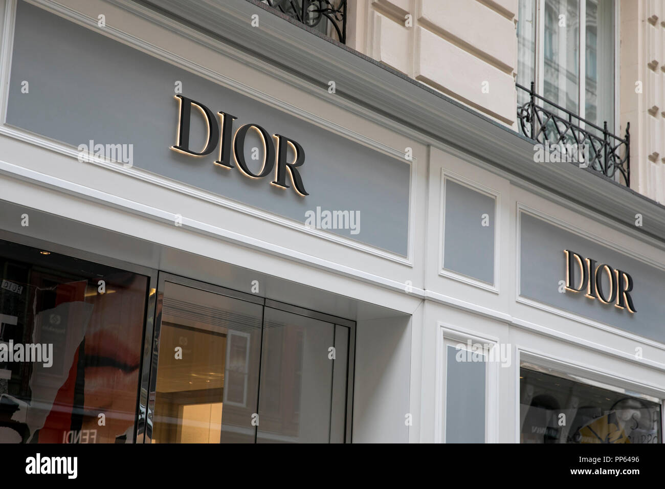 Outside dior store hi-res stock photography and images - Alamy