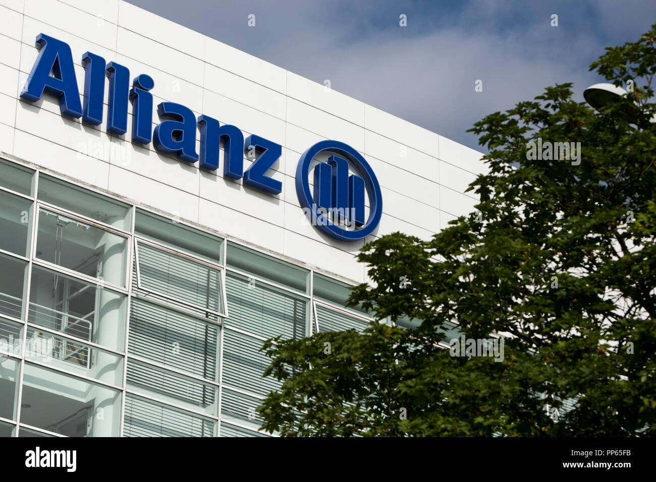 Allianz logo hi-res stock photography and images - Alamy