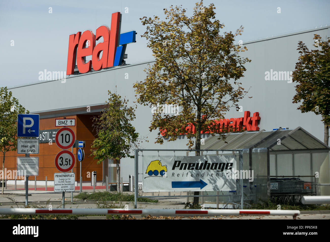 A logo sign outside of a Real (real,-) hypermarket retail store in Munich,  Germany, on September 9, 2018 Stock Photo - Alamy