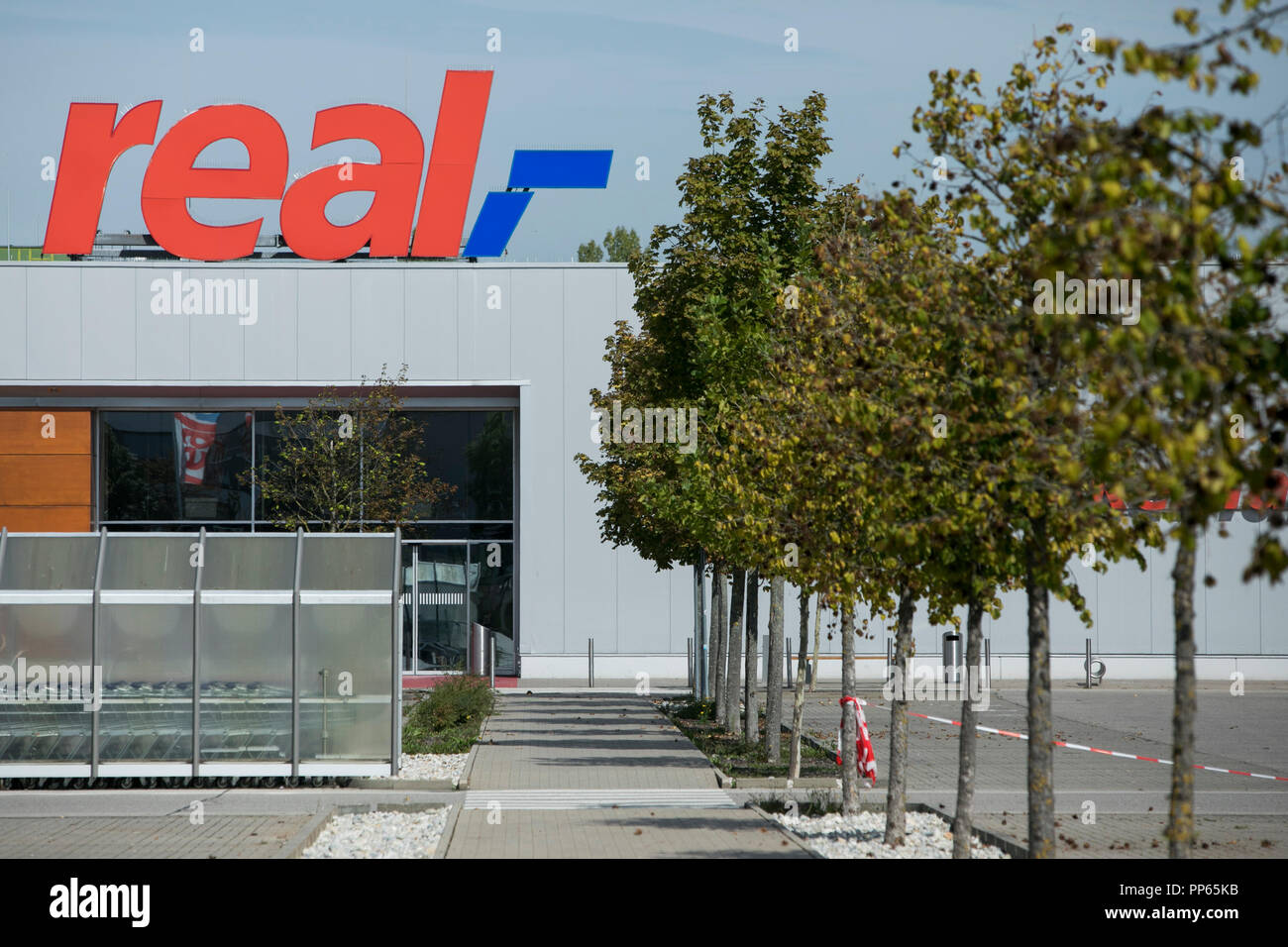 A Logo Sign Outside Of A Real Real Hypermarket Retail Store In Munich Germany On September 9 2018 Stock Photo Alamy