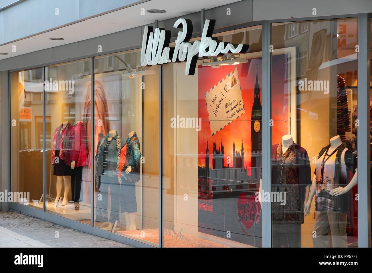 Peer Puno eerste DORTMUND, GERMANY - JULY 16: Ulla Popken specialty plus size clothes store  on July 16, 2012 in Dortmund, Germany. The company exists since 1888 and ha  Stock Photo - Alamy