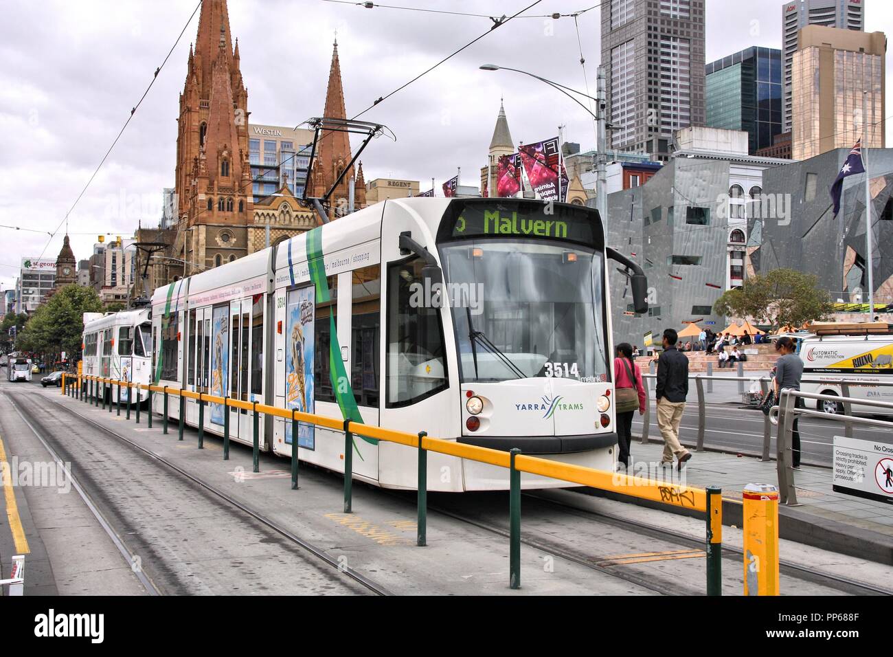 MELBOURNE, AUSTRALIA - FEBRUARY 9: People board Yarra Tram on February 9, 2008 in Melbourne, Australia. Yarra Trams served 158 million rides in 2008.  Stock Photo