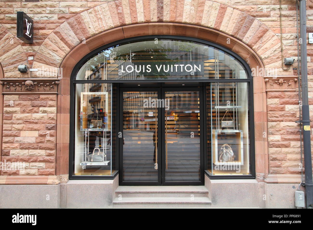 Louis Vuitton store – Stock Editorial Photo © grand-warszawski #172371718