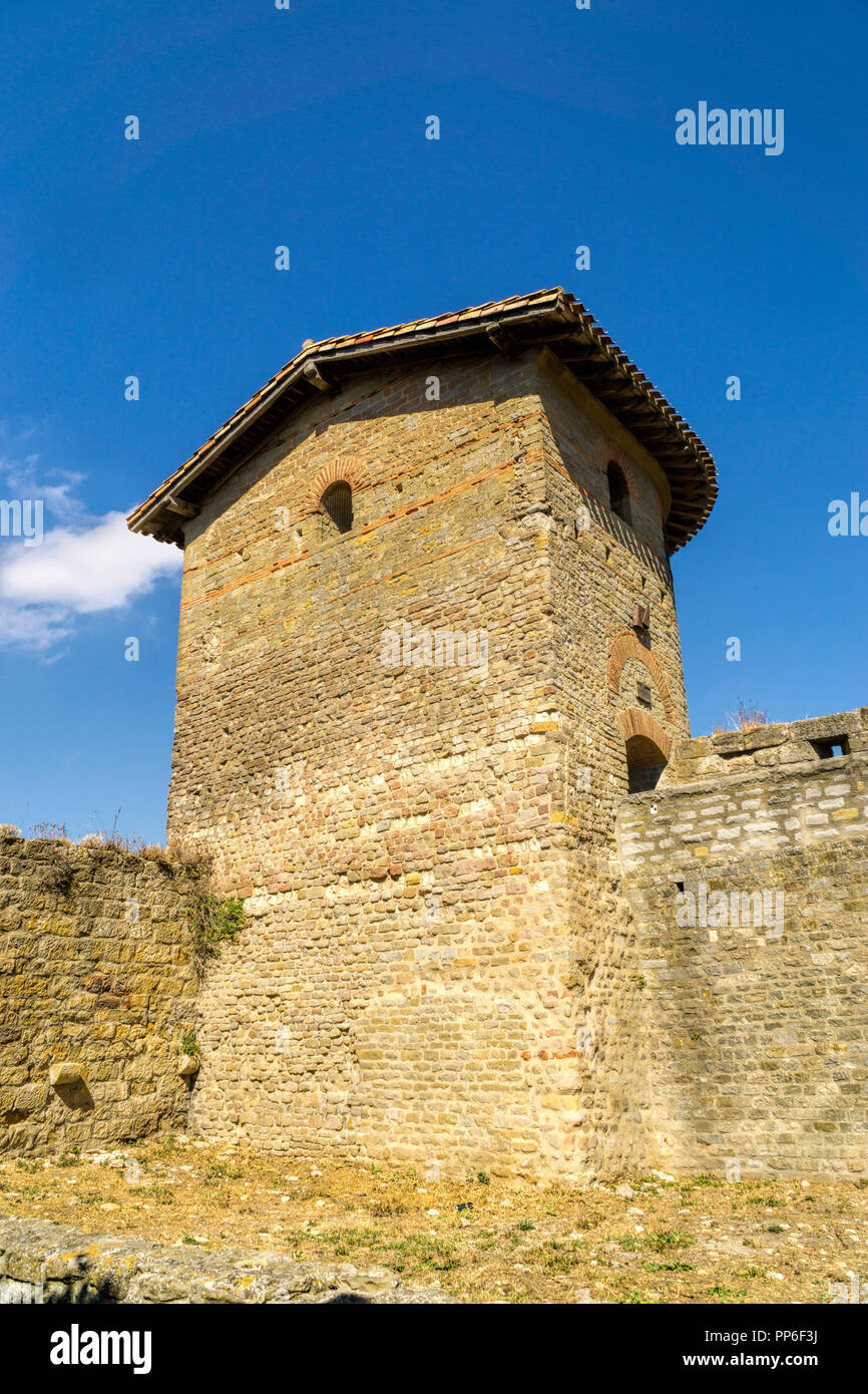 Innenansicht eines Wehrturms und Festungsmauer der historischen Festungsanlage Carcassonne in Frankreich Stock Photo