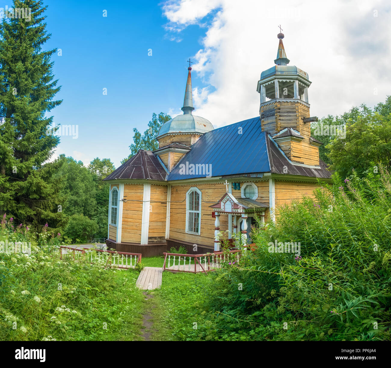The village of Marcial waters, Karelia, Russia - August 8, 2017: The Wooden Church of the Apostle Peter 8 August 2017 in the village of Marcial waters Stock Photo