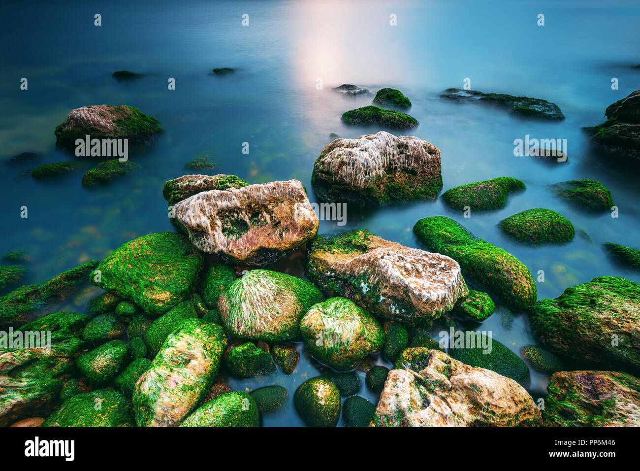 Hdr rocky beach hi-res stock photography and images - Alamy