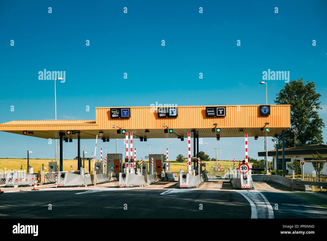 Cars Passing Through The Automatic Point Of Payment On A Toll Road. Point Of Toll Highway, Toll Station. Highway Toll Plaza Or Turnpike Or Charging Po Stock Photo