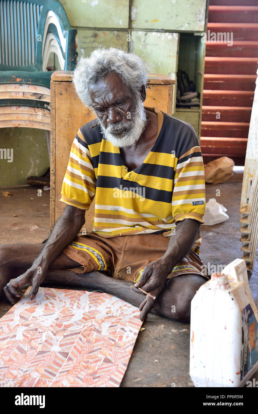 Aboriginal artist working at the Injalak Arts and Crafts Centre, Gunbalanya, Oenpelli,Arnhem Land, Northern Territory, Australia Stock Photo