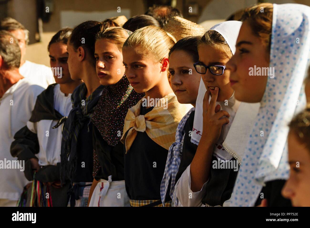 jovenes vestidas con traje tradicional,concurso de pisadores de uva, fiestas de Es Vermar, Binissalem, Mallorca, islas baleares, Spain, europa. Stock Photo