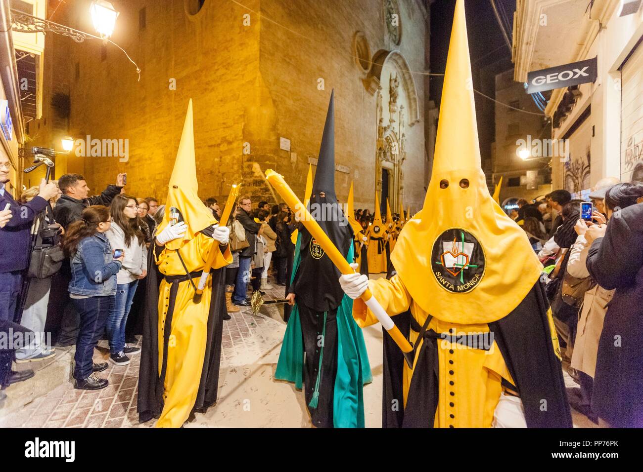 ~ lado Percibir Experto cofrades en la calle San Miquel, procesion de jueves santo, Palma, Mallorca,  Islas Baleares, España Stock Photo - Alamy