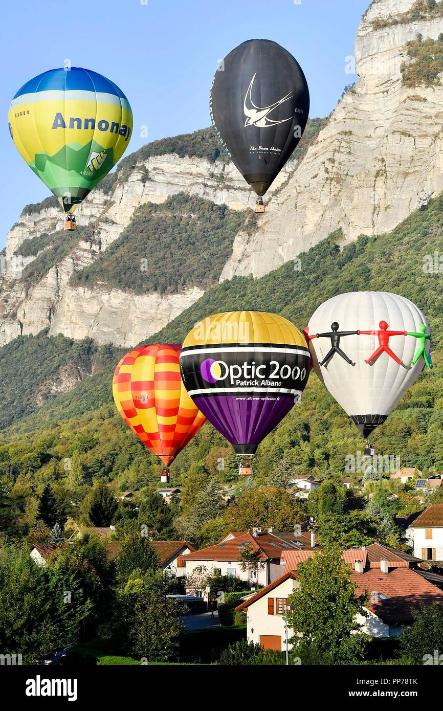 Saint Hilaire. 24th Sep, 2018. Photo taken on Sept. 23, 2018 shows hot air balloons flying over Saint-Hilaire, France. The four-day air sports festival, Coupe Icare, concluded on Sunday. On its 45th edition, the Coupe Icare this year attracted about 700 accredited pilots and over 90,000 spectators. Credit: Chen Yichen/Xinhua/Alamy Live News Stock Photo