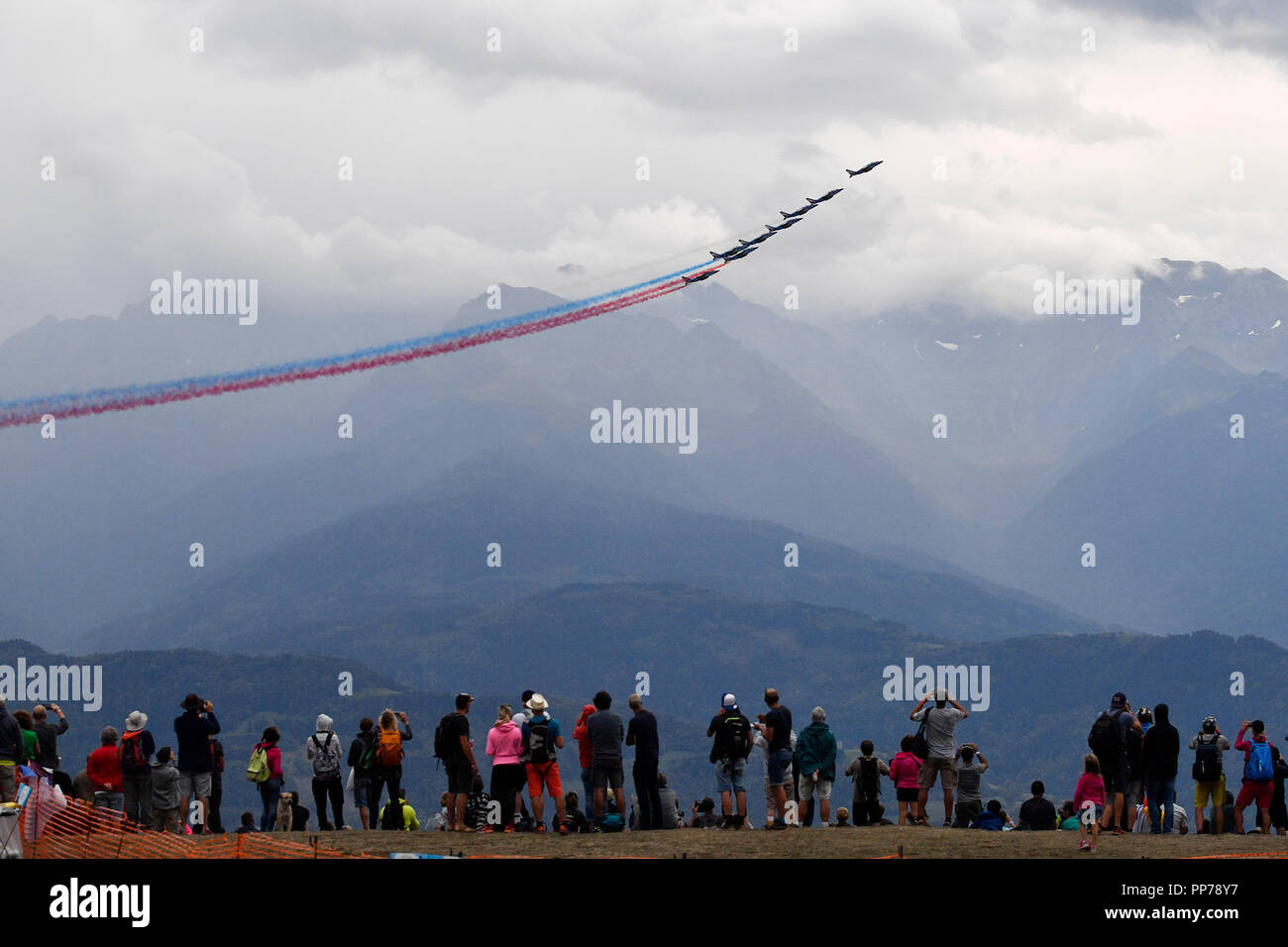 Saint Hilaire. 24th Sep, 2018. Spectators watch the show of 'Patrouille de France' in Saint-Hilaire, France on Sept. 21, 2018. The four-day air sports festival, Coupe Icare, concluded on Sunday. On its 45th edition, the Coupe Icare this year attracted about 700 accredited pilots and over 90,000 spectators. Credit: Chen Yichen/Xinhua/Alamy Live News Stock Photo
