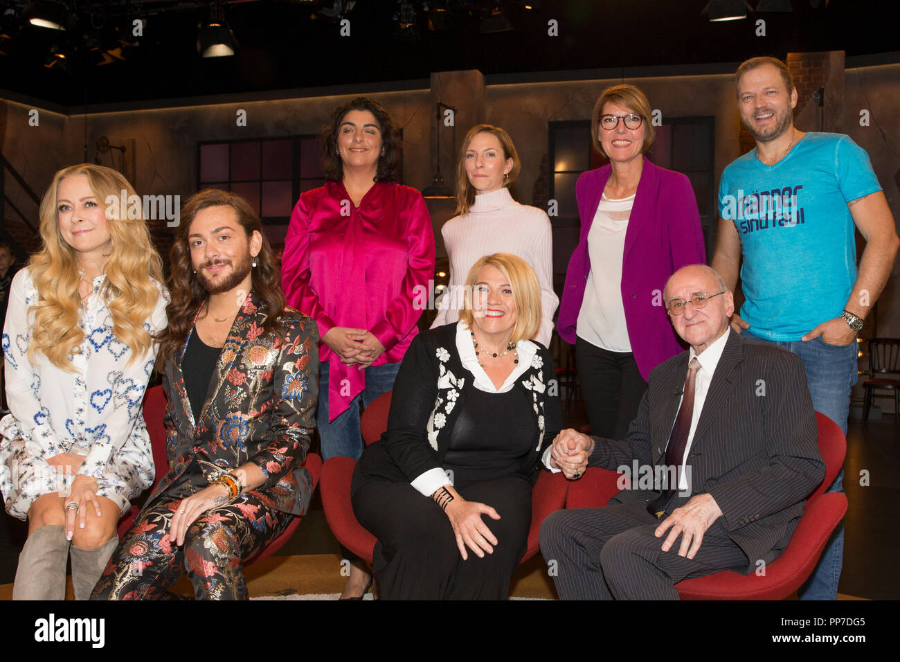Group photo of the presenter with her guests. Front row left to right: Jenny ELVERS, Riccardo SIMONETTI, Lea LINSTER, Alfred BIOLEK. Back row left to rightn. Dilek GUERSOY (GÜRSOY), Katharina SCHUETTLER (SCHÜTTLER), presenter Bettina BOETTINGER (BÃ-TTINGER), Mario BARTH. 'Koelner Treff' on WDR television, episode 469, on 21.09.2018. | Usage worldwide Stock Photo