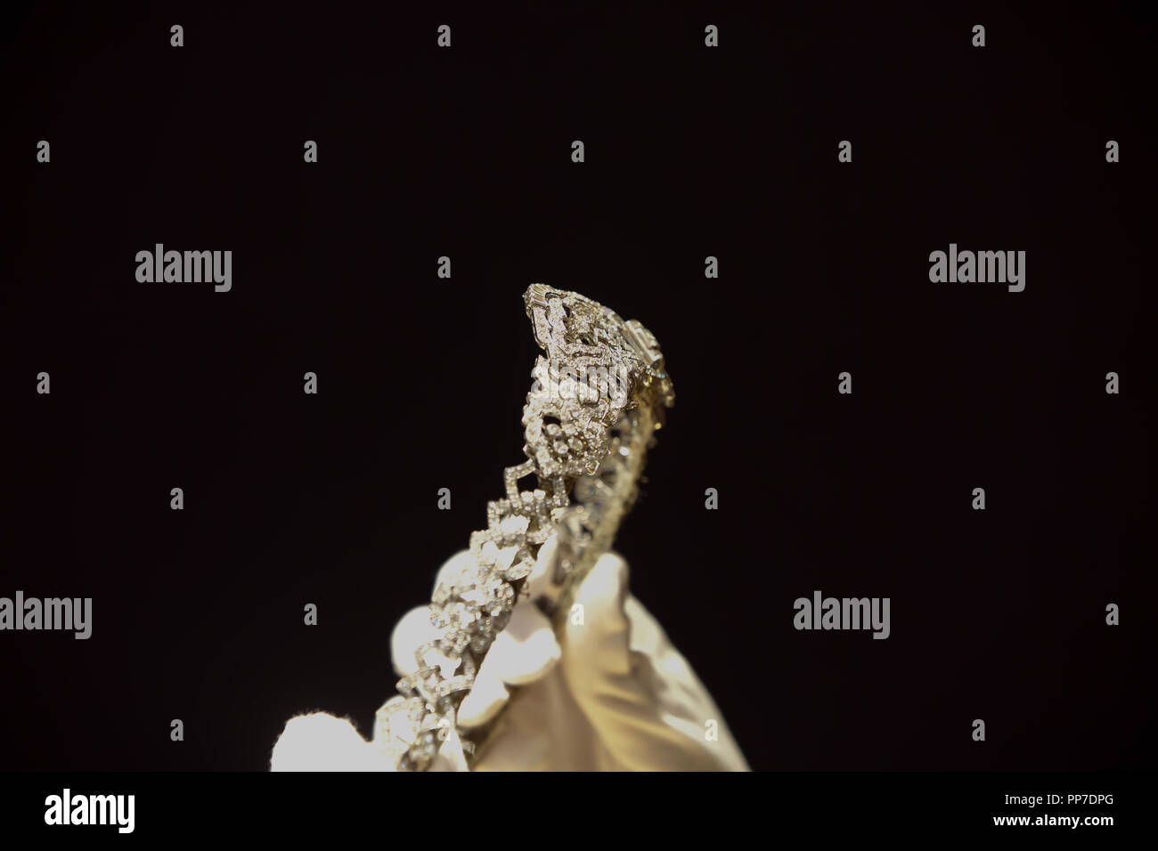Necklace By Van Cleef And Arpels High Resolution Stock Photography And Images Alamy