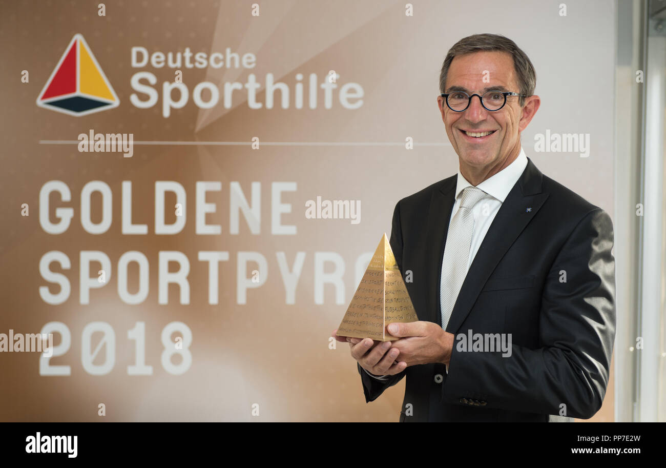 Prof. Dr. Klaus STEINBACH (swimming, prize winner 2018) poses at the ...