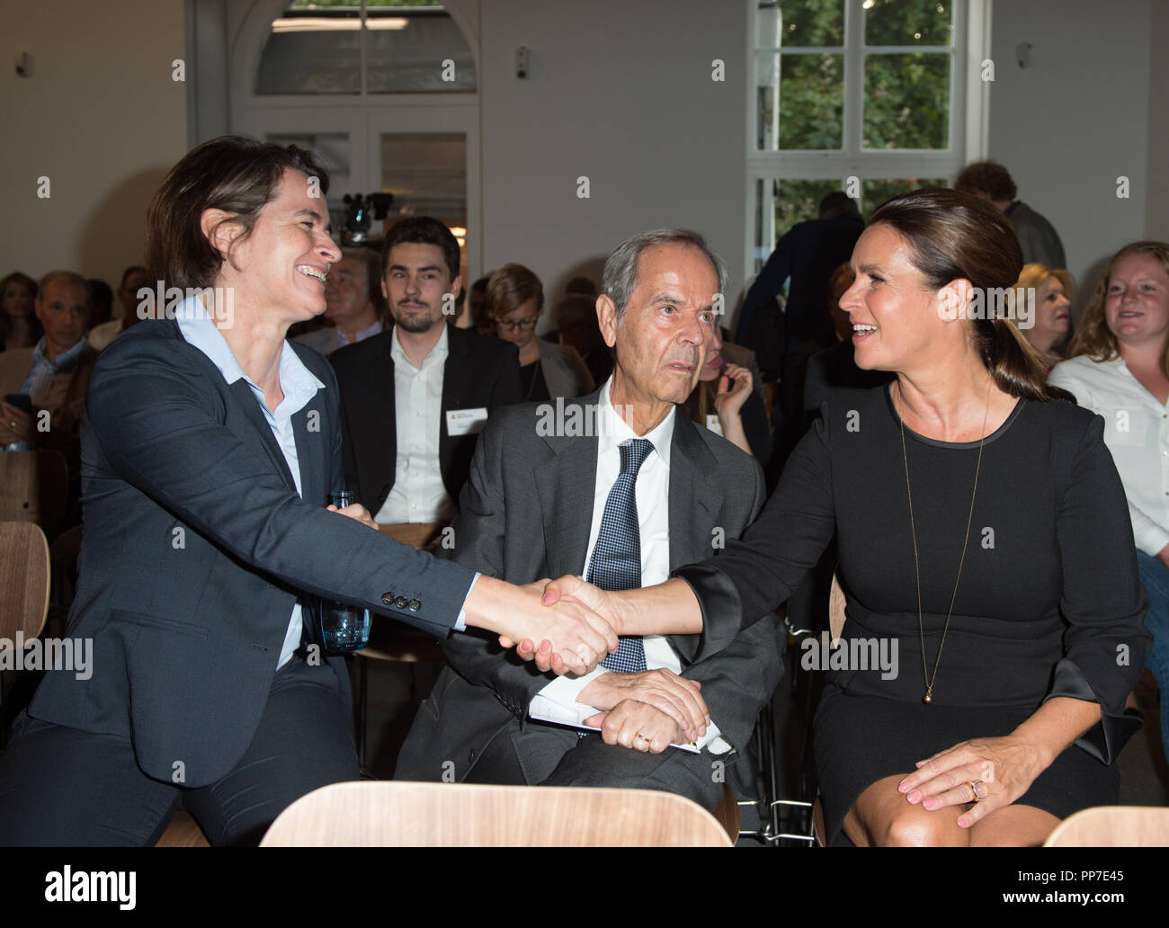 Veronika RUECKER (l / Management Chairman DOSB) hands Katarina WITT (figure skating, prize winner 2010) the hand. withte: Dr. med. hc Dieter Stolte (ZDF director aD, member Sporthilfe Foundation Council) Award of the Golden Sports Pyramid and awarding the Sport Fellow 2018 in the PalaisPopulaire Deutsche Bank in Berlin, Germany on 17.09.2018. | Usage worldwide Stock Photo