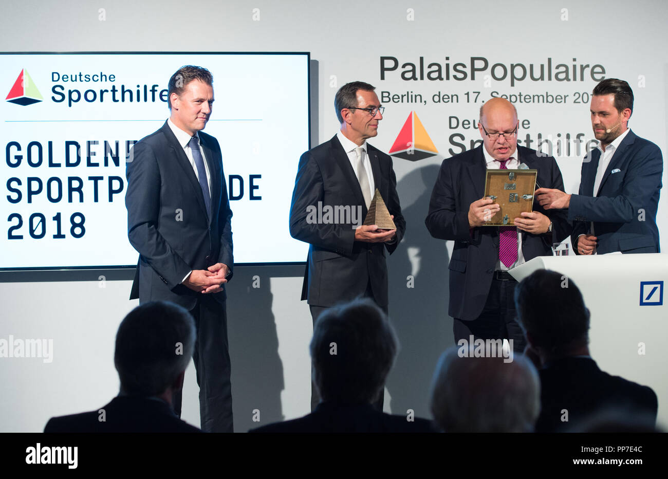 Frank KOCH (CEO Georgsmarienhuette Group) and laudator Peter ALTMEIER (Federal Minister for Economic Affairs and Energy) hand over the sports pyramid to Prof. Dr. med. Klaus STEINBACH (swimming, prize winner 2018). re: Moderator Matthias KILLING. Awarding of the Golden Sports Pyramid and awarding of the Sports Fellowship 2018 at the Deutsche Bank's PalaisPopulaire in Berlin, Germany on 17.09.2018. | Usage worldwide Stock Photo