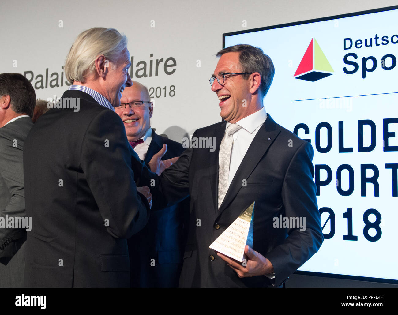 Dr. Roland MATTHES (swimming, prize winner 2004) congratulates Prof. Dr. med. Klaus STEINBACH (swimming, prize winner 2018) Behind: laudator Peter ALTMEIER (Federal Minister of Economics and Energy), awarding the Golden Sports Pyramid and awarding the Sports Fellowship 2018 in the PalaisPopulaire of Deutsche Bank in Berlin, Germany on 17.09.2018. | Usage worldwide Stock Photo