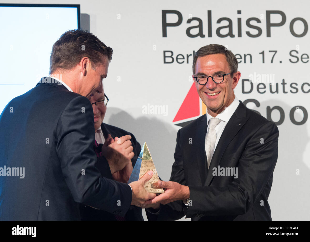 Frank KOCH (CEO Georgsmarienhuette Group) and laudator Peter ALTMEIER (Federal Minister for Economic Affairs and Energy) hand over the sports pyramid to Prof. Dr. med. Klaus STEINBACH (swimming, prize winner 2018) Awarding of the Golden Sports Pyramid and awarding of the Sports Fellowship 2018 in the PalaisPopulaire of Deutsche Bank in Berlin, Germany on 17.09.2018. | Usage worldwide Stock Photo