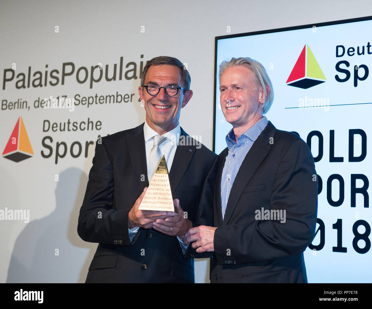 from left to right: Prof. Dr. med. Klaus STEINBACH (swimming, prize winner 2018) and dr. Roland MATTHES (swimming, prize winner 2004) Award of the Golden Sports Pyramid and awarding of the Sports Fellowship 2018 in the PalaisPopulaire of Deutsche Bank in Berlin, Germany on 17.09.2018. | Usage worldwide Stock Photo