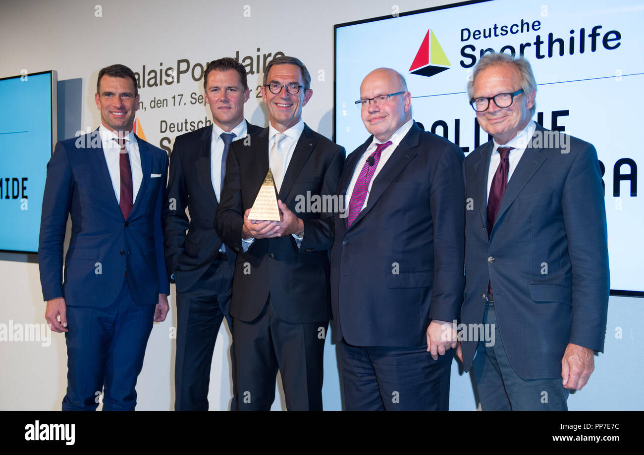 from left to right: Dr. med. Michael ILGNER (Chairman of the Management Board of Deutsche Sporthilfe), Frank KOCH (CEO Georgsmarienhuette Group), Prof. Dr. med. Klaus STEINBACH (swimming, prize winner 2018), laudator Peter ALTMEIER (Federal Minister of Economics and Energy) and Werner E. KLATTEN (Chairman of the Supervisory Board of Deutsche Sporthilfe) Awarding the Golden Sports Pyramid and awarding the Sport Fellowship 2018 in the PalaisPopulaire of Deutsche Bank in Berlin , Germany on 17.09.2018. | Usage worldwide Stock Photo