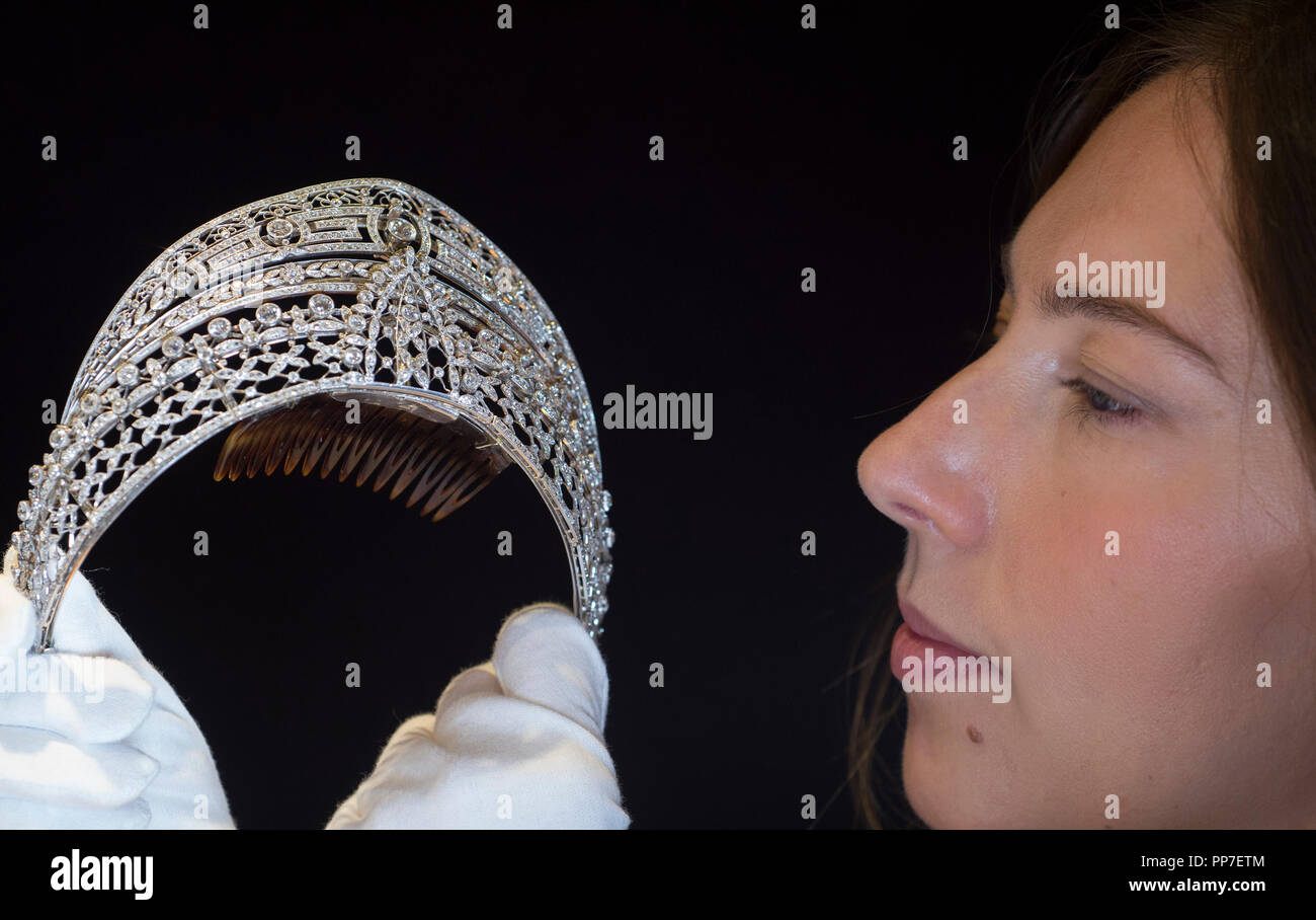 Bonhams, New Bond Street, London, UK. 24 September, 2018. A Belle Époque Diamond 'Meander' Tiara designed by Spanish royal jeweller Ansorena and owned by the Countess of Villagonzalo. The Countess was a lady-in-waiting of Victoria Eugenie of Battenberg, Queen Consort of King Alfonso XIII of Spain. Dated circa 1900, it is estimated at £80,000-120,000 and is among highlights of Bonhams Fine Jewellery sale. Credit: Malcolm Park/Alamy Live News. Stock Photo
