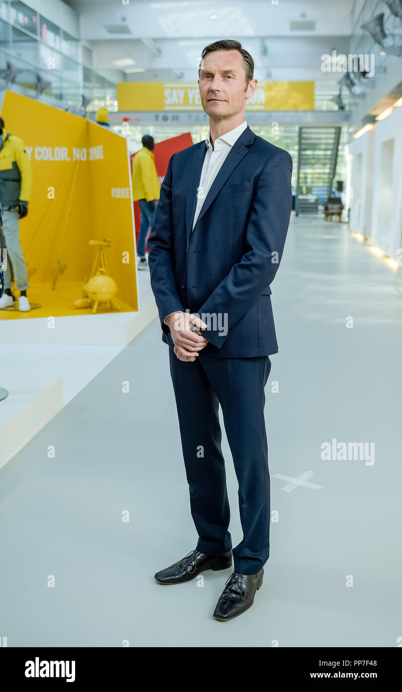 24 September 2018, Hamburg: Heiko Schäfer, CEO of the fashion label Tom  Tailor presenting a new collection. Tom Tailor announced his cooperation  with Model T. Garrn. Photo: Axel Heimken/dpa Stock Photo - Alamy
