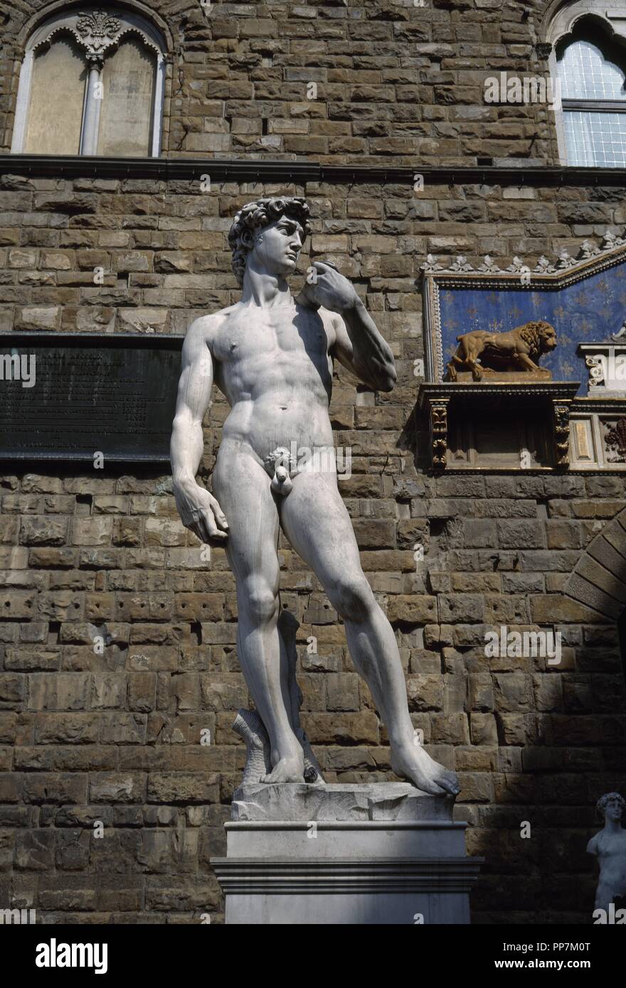 ITALIA. FLORENCIA. Vista general de la copia de la escultura del DAVID de Miguel  Angel existente frente a la puerta del Palazzo Vecchio. La Toscana Stock  Photo - Alamy