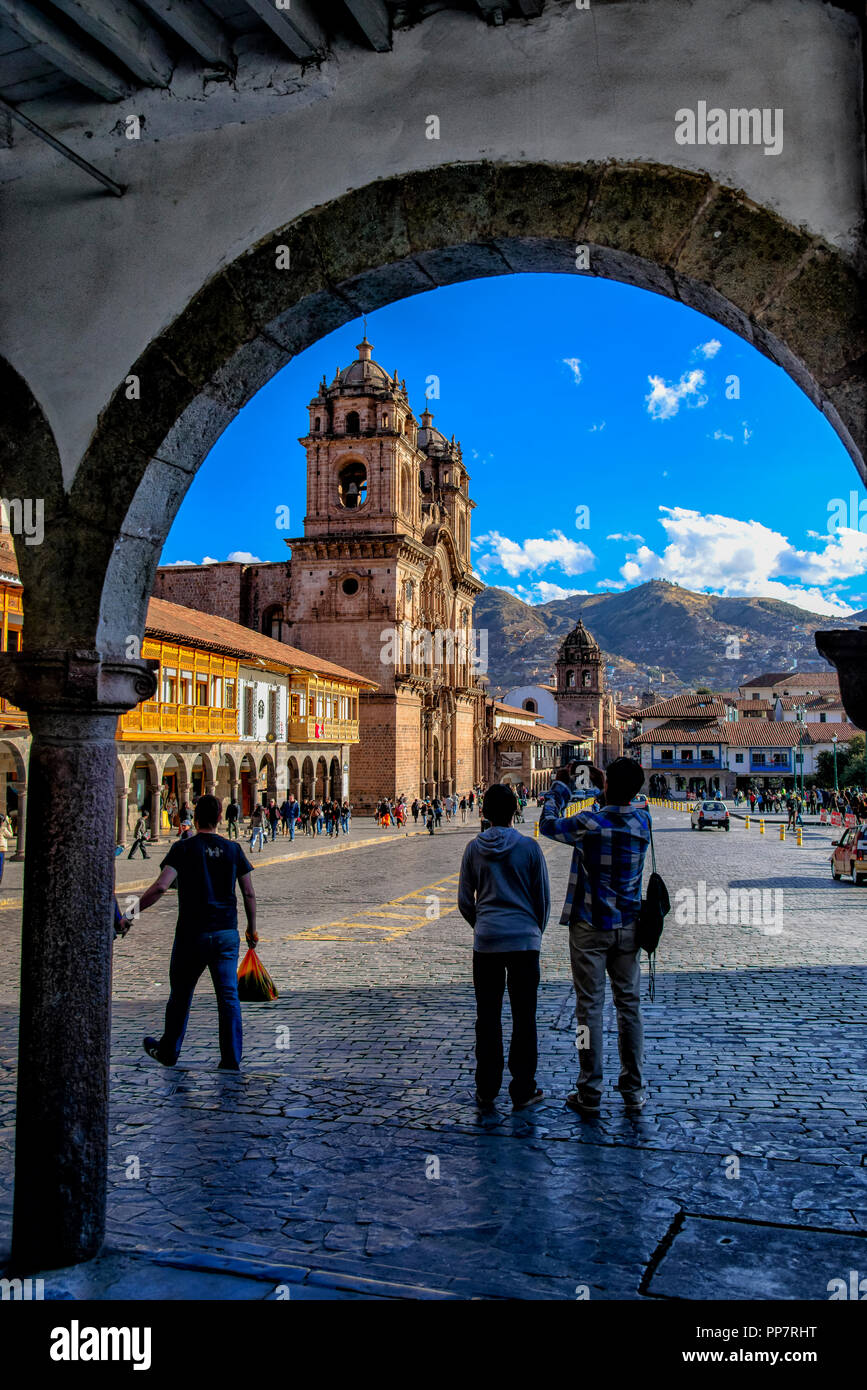 Church of the Society of Jesus, through one of the arches that surround Plaza de Armas in Cusco Stock Photo