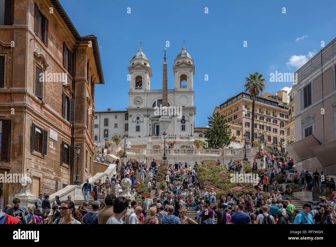 Crowded Spanish Steps just below Trinità dei Monti church into the Piazza di Spagna Stock Photo
