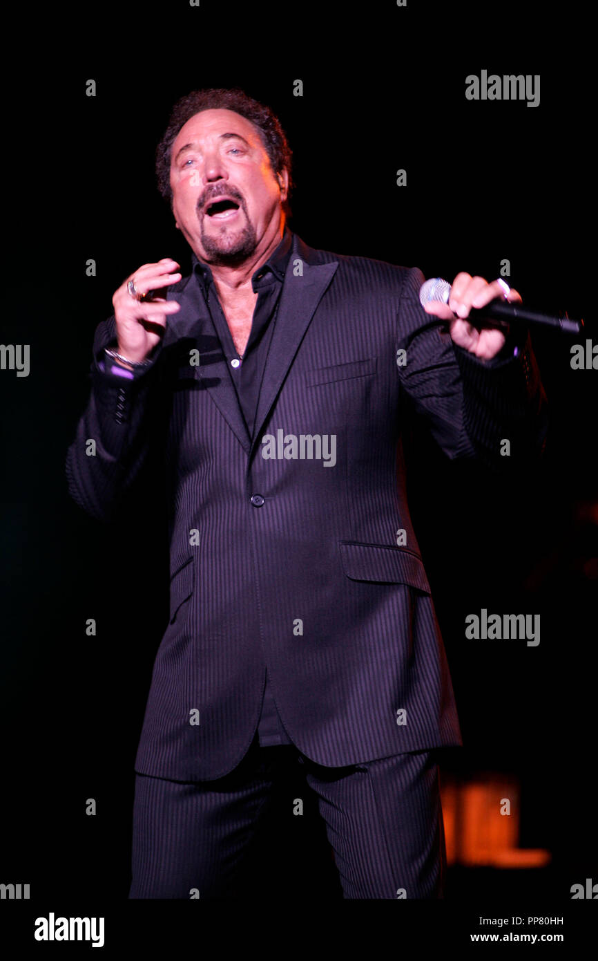 Tom Jones performs in concert at the BankAtlantic Center in Sunrise, Florida on April 13, 2007. Stock Photo