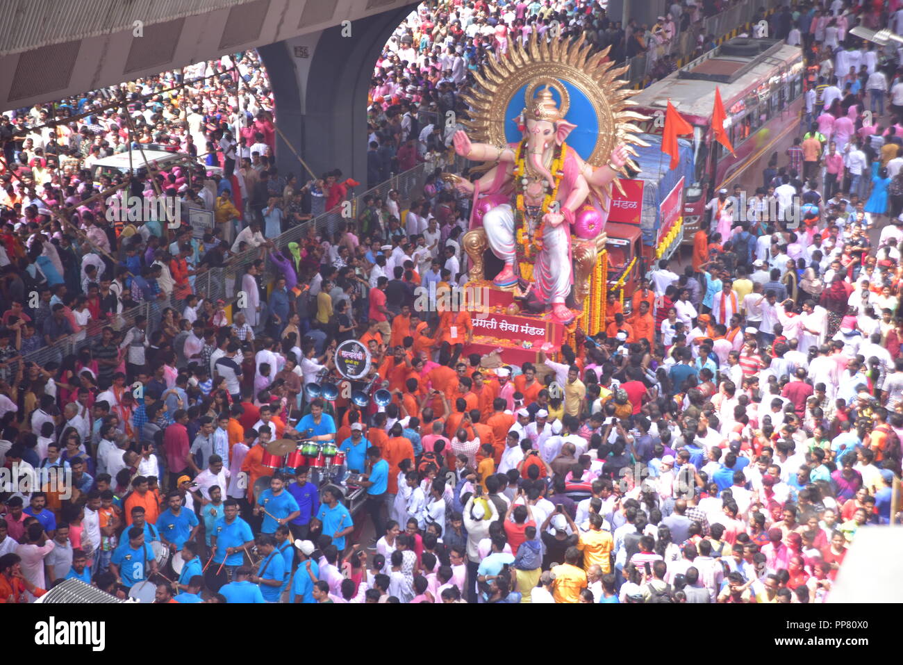 Mumbai, India. 23rd Sep, 2018. 23/09/2018, Mumbai, India, Asia:- Ganesh Idol been accompanied by huge Crowed, Music, Dance to be immerssed at the Girgaon Chowpatti after 10 days of celebration of Ganesh Chaturthi. Credit: Sandeep Rasal/ Pacific Press/Alamy Live News Stock Photo