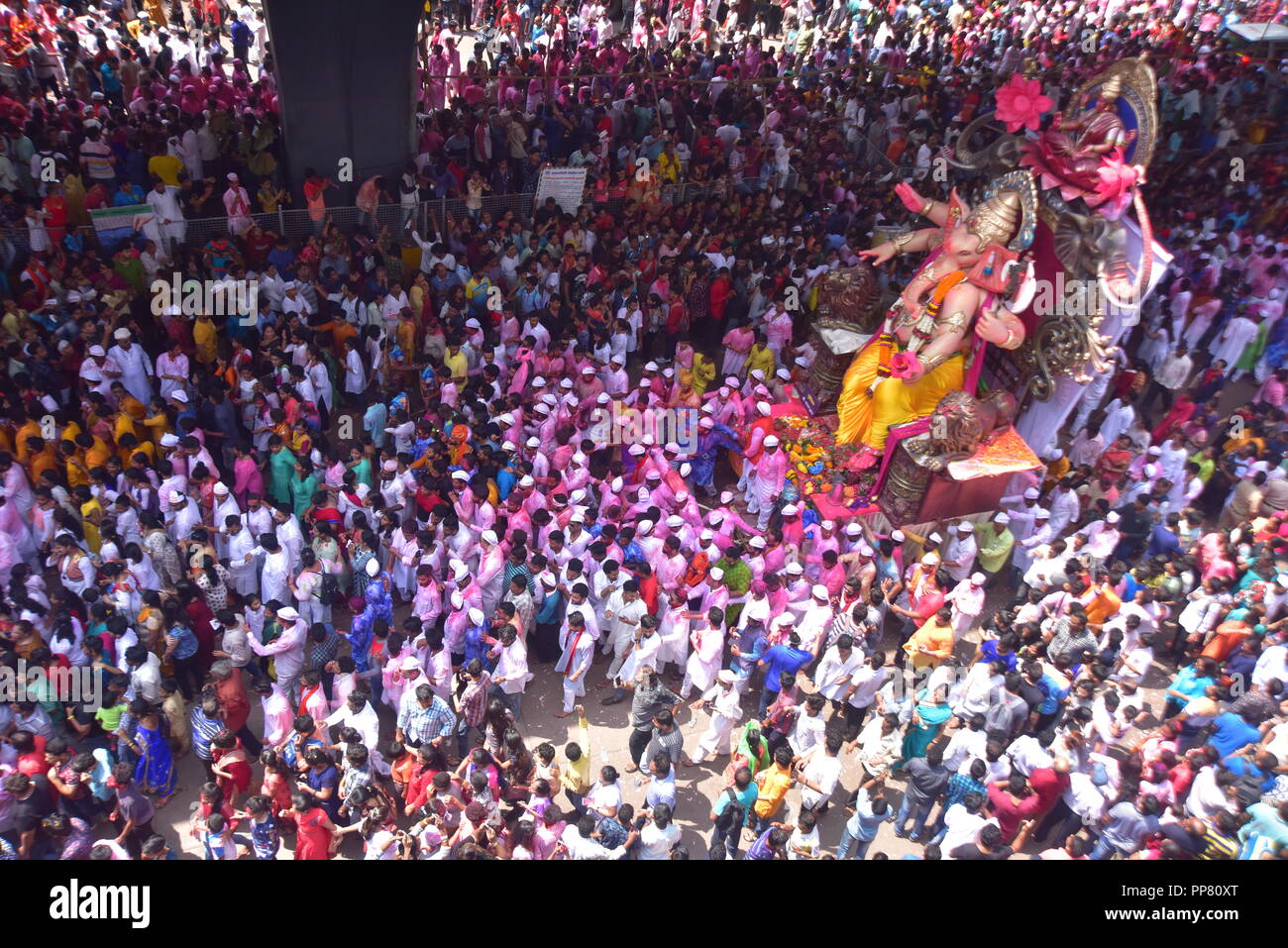 Mumbai, India. 23rd Sep, 2018. 23/09/2018, Mumbai, India, Asia:- Ganesh Idol been accompanied by huge Crowed, Music, Dance to be immerssed at the Girgaon Chowpatti after 10 days of celebration of Ganesh Chaturthi. Credit: Sandeep Rasal/ Pacific Press/Alamy Live News Stock Photo