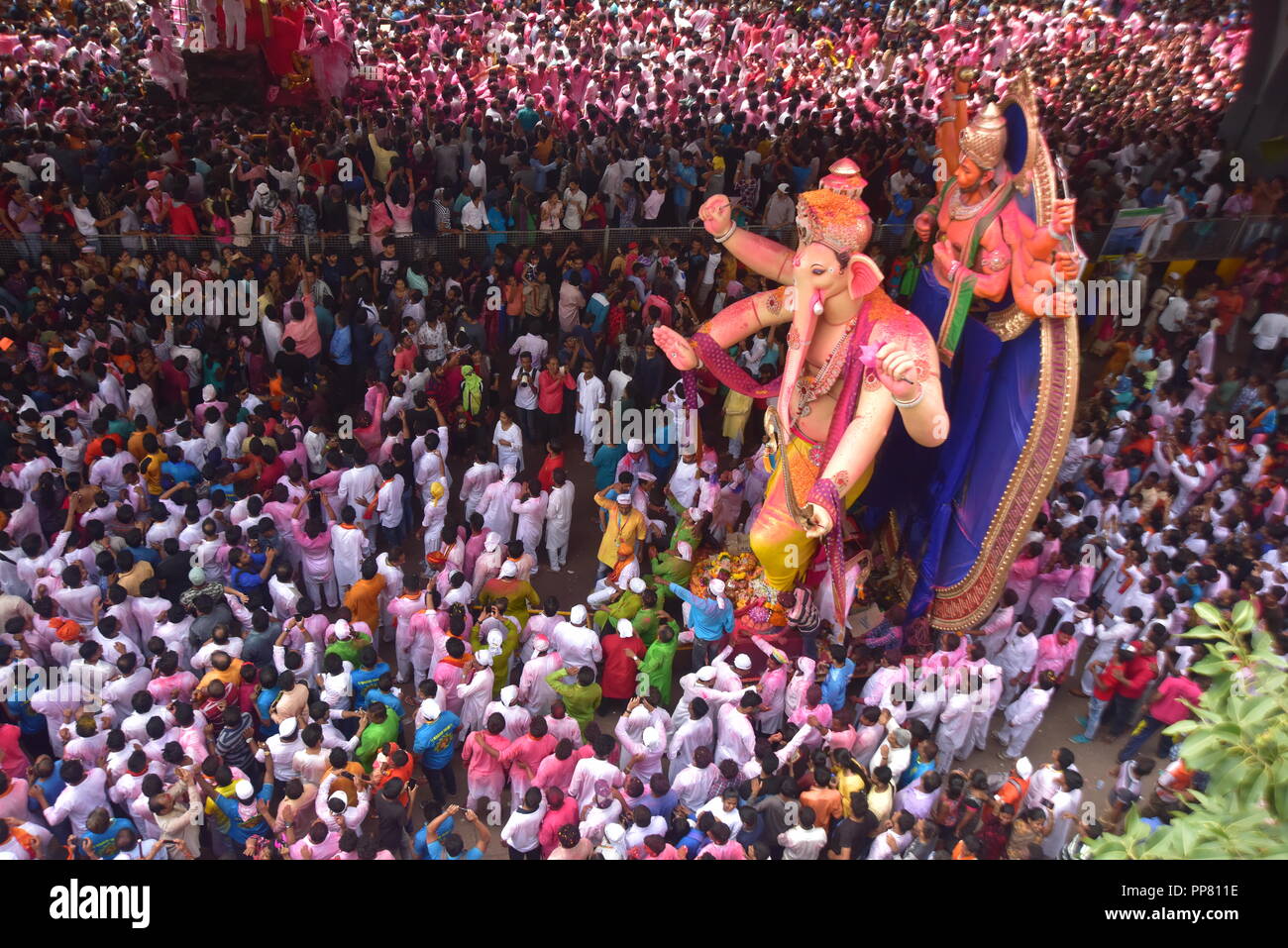 Mumbai, India. 23rd Sep, 2018. 23/09/2018, Mumbai, India, Asia:- Ganesh Idol been accompanied by huge Crowed, Music, Dance to be immerssed at the Girgaon Chowpatti after 10 days of celebration of Ganesh Chaturthi. Credit: Sandeep Rasal/ Pacific Press/Alamy Live News Stock Photo