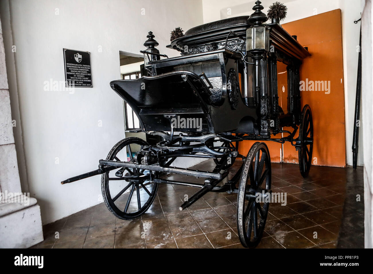 A cart, type of car, vehicle with two wheels.  Una carreta, tipo de carro, vehículo con dos ruedas. Ures regional museum in the state of Sonora, Mex Stock Photo