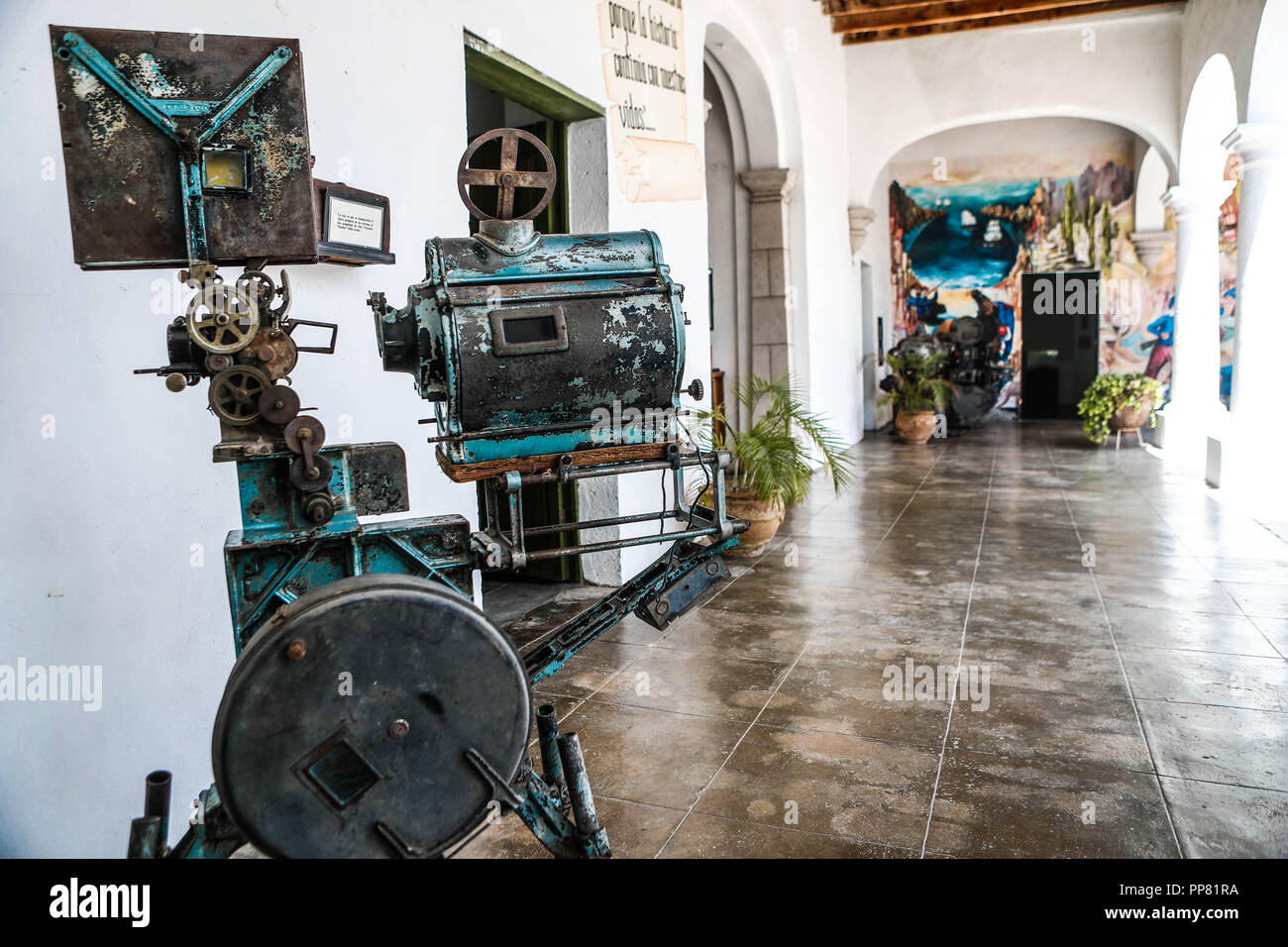 old, movie projector, film 35 mm viejo proyector de cine, pelicula 35 mm.  Ures regional museum in the state of Sonora, Mexico. Museo regional de Ures  Stock Photo - Alamy