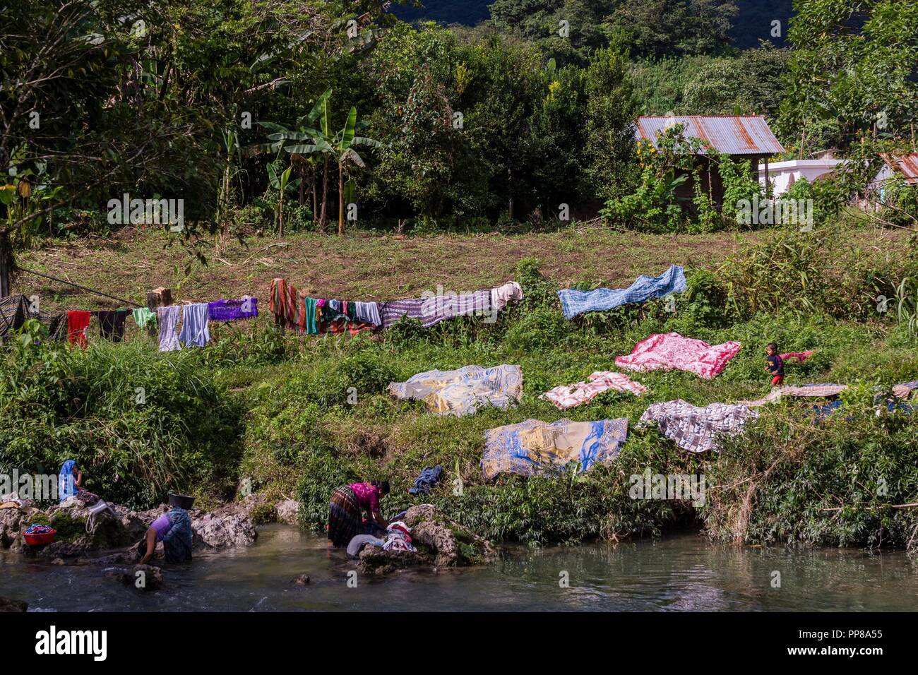 lavando la ropa en el rio Cuatro Chorros, Lancetillo, La Parroquia ...