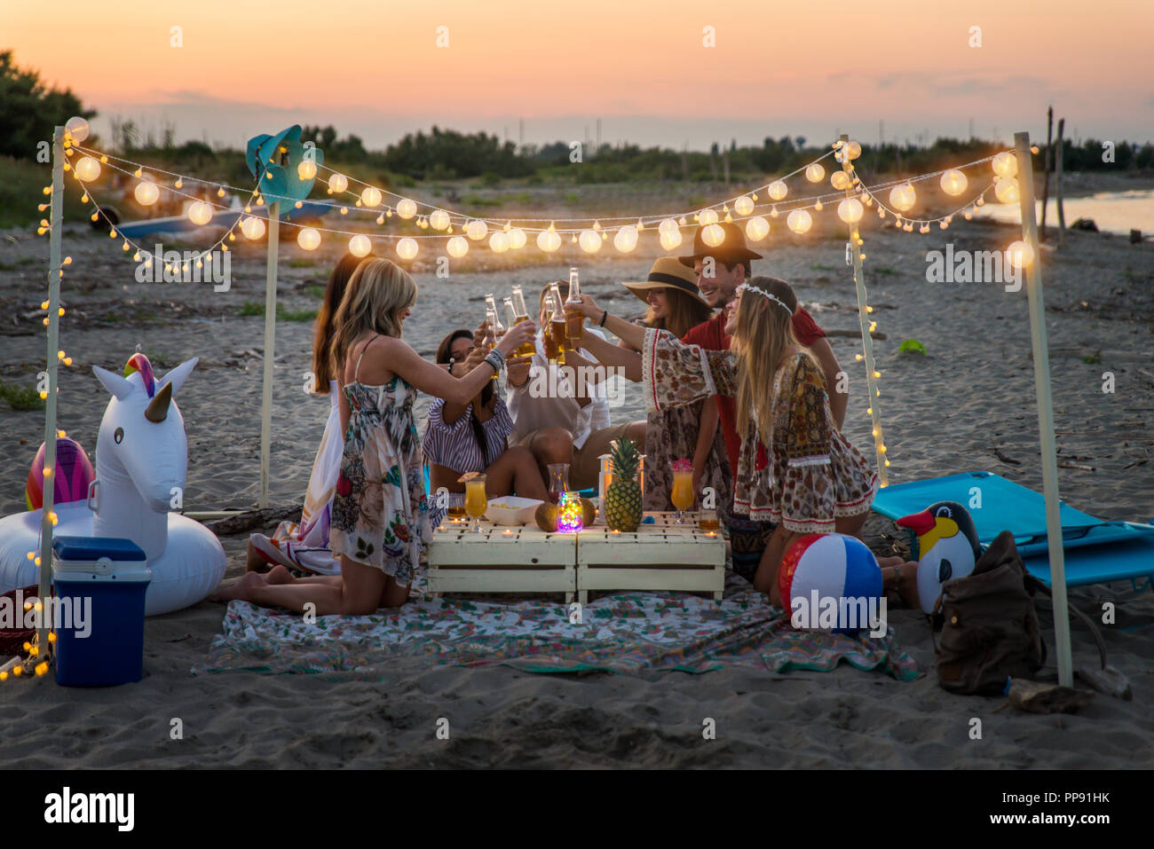 Group of friends having a picnic at the beach - Happy young people on a  summer vacation at the beach Stock Photo - Alamy
