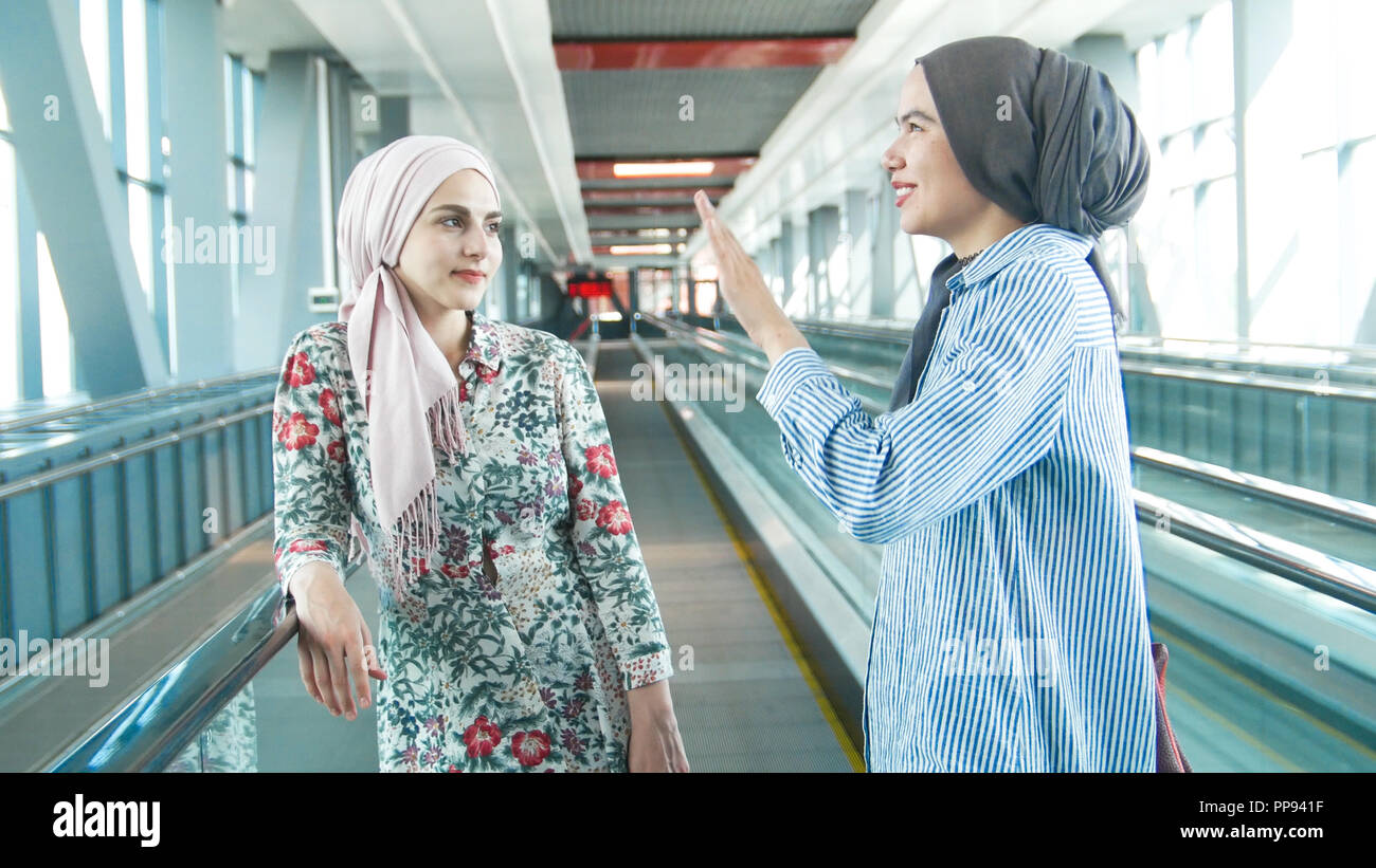 Lady muslim airport hi-res stock photography and images - Alamy