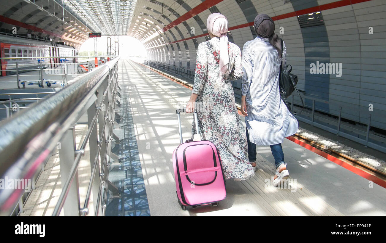 Lady muslim airport hi-res stock photography and images - Alamy