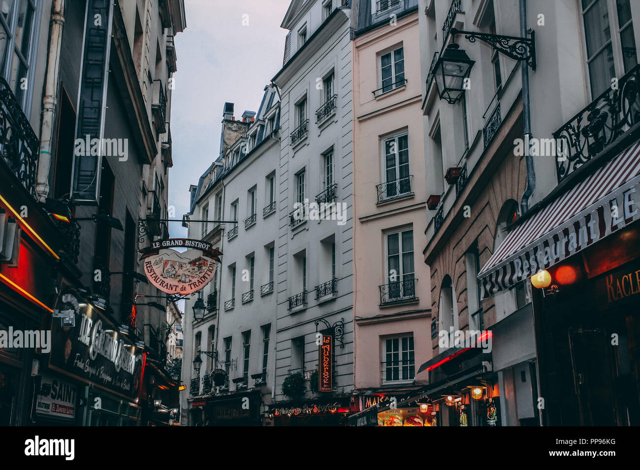 Street paris winter hi-res stock photography and images - Alamy