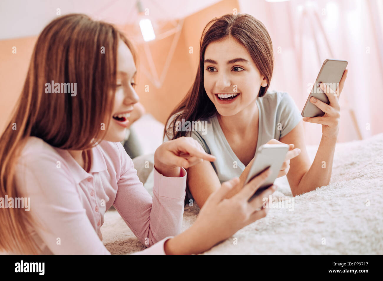Две подружки. She friend. She friend. Портрет двух девушек. She friend.